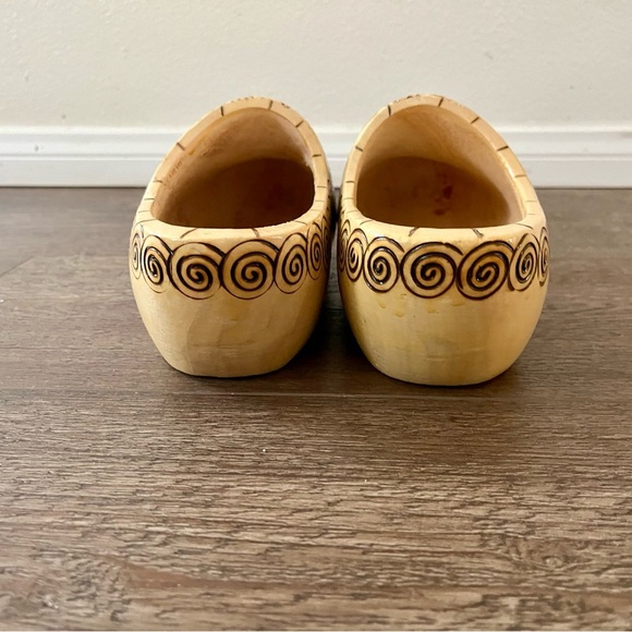 Wooden Clogs with Windmill Design - Picture 5 of 11